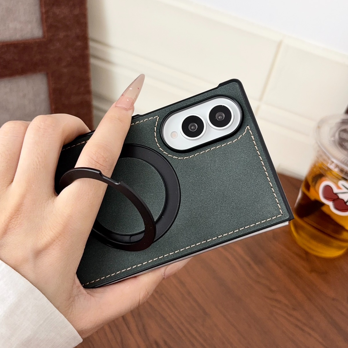 Luksusowe etui na telefon ze s – Magnetic Charging Stand recenzja i cena